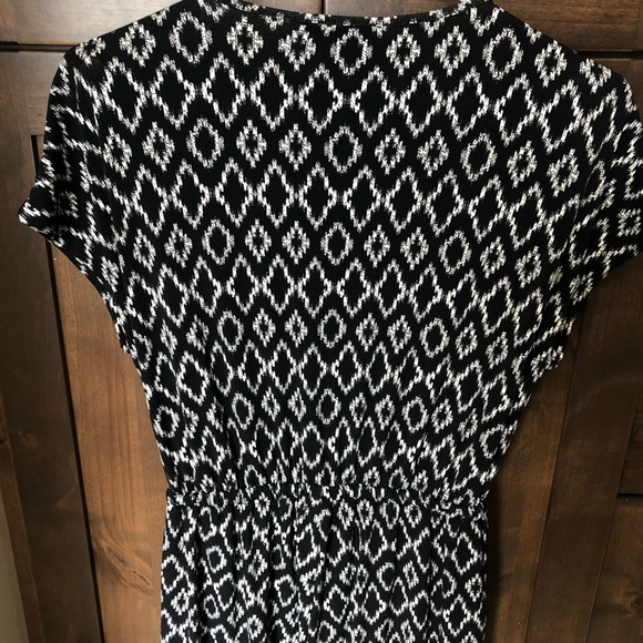 Banana Republic S Petit black and white jumpsuit. Short sleeve with pockets! - Picture 4 of 9